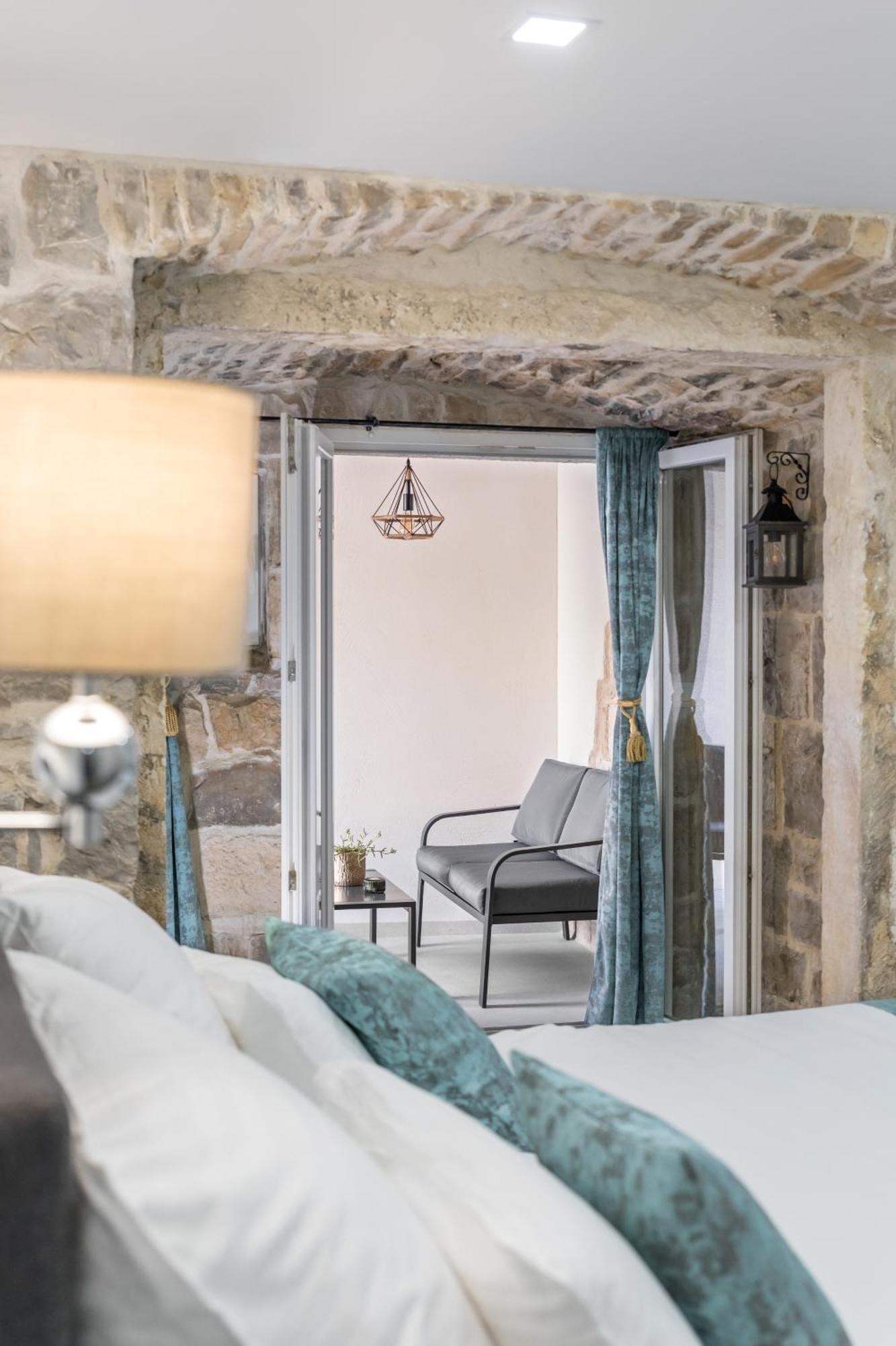 Heritage Apartman Geza In Centar With Private Parking Kaštela Esterno foto